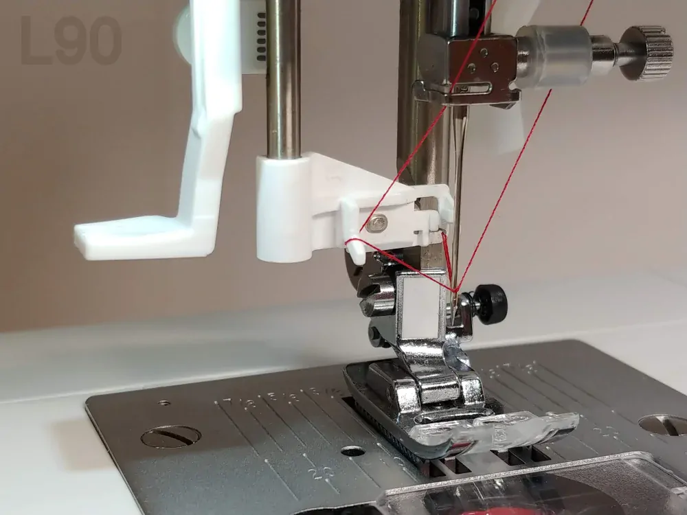 Lada L90 šicí a vyšívací stroj + Dárek