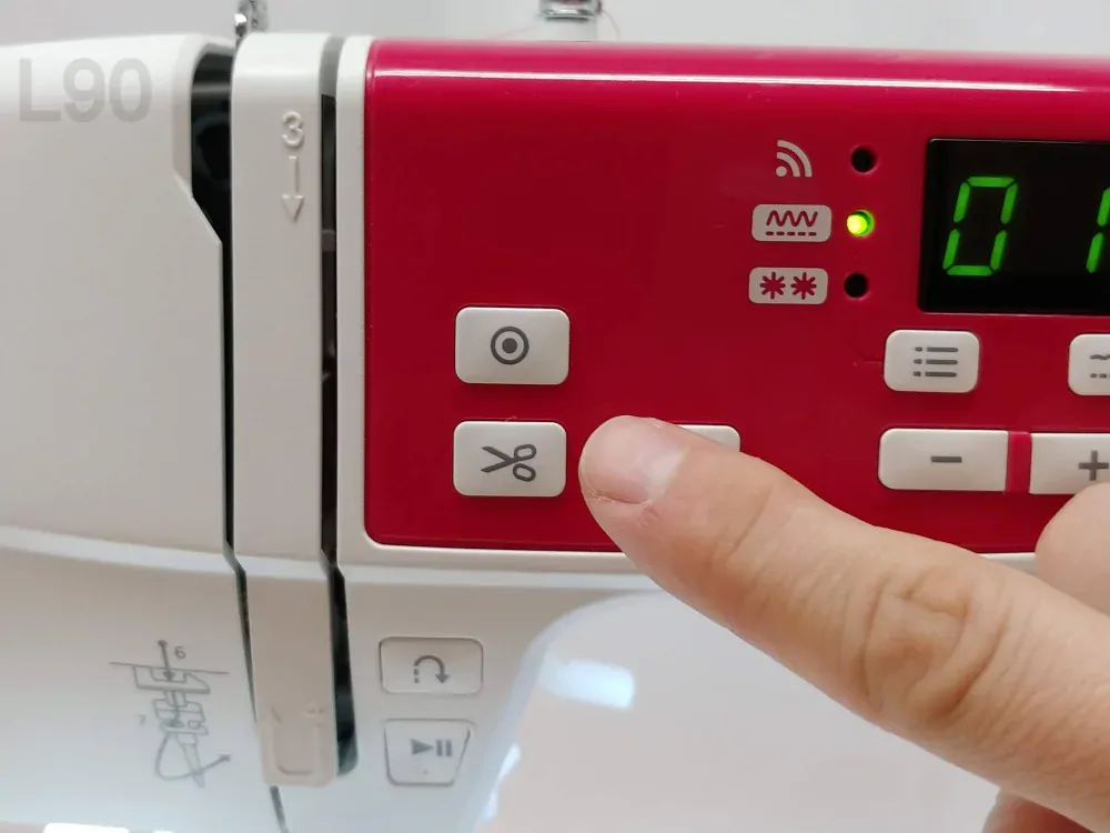 Lada L90 šicí a vyšívací stroj + Dárek